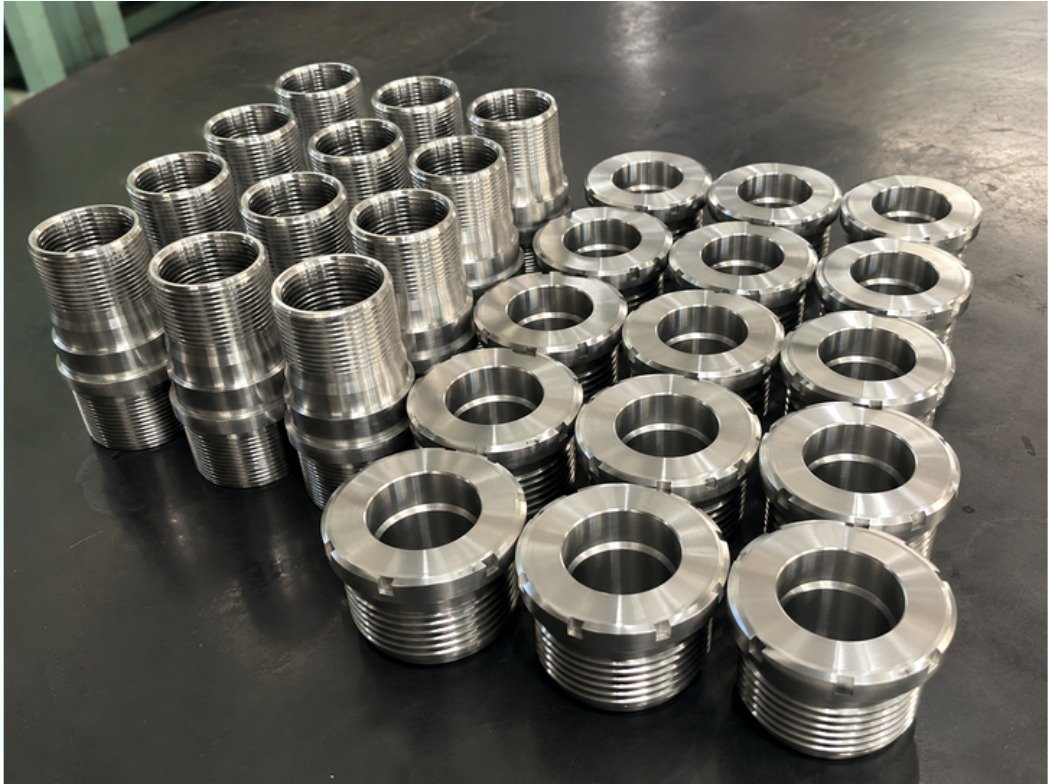 Batch of precision-machined threaded tube connectors and fittings